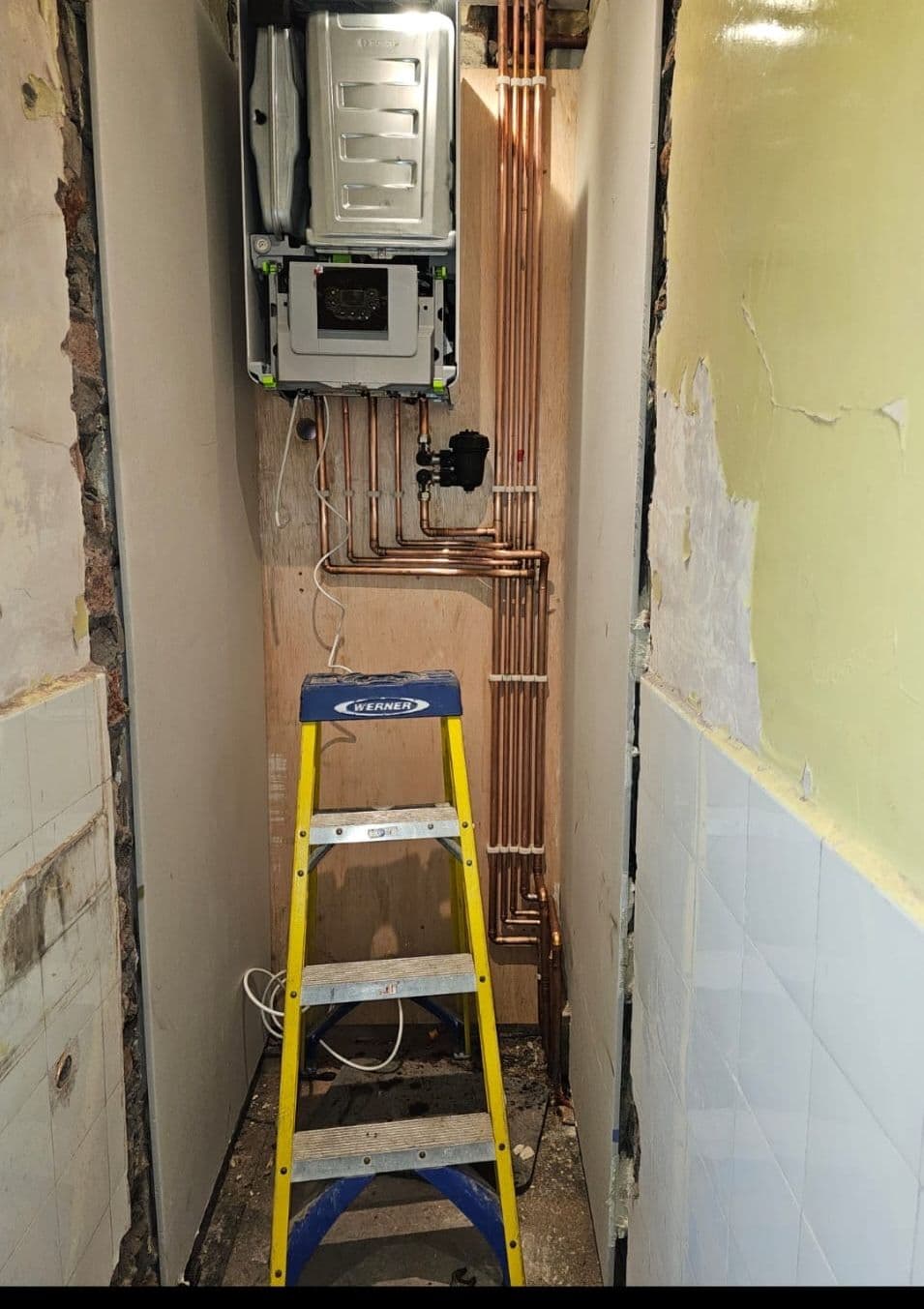 Heating system pipework with pump, filter and isolation valves